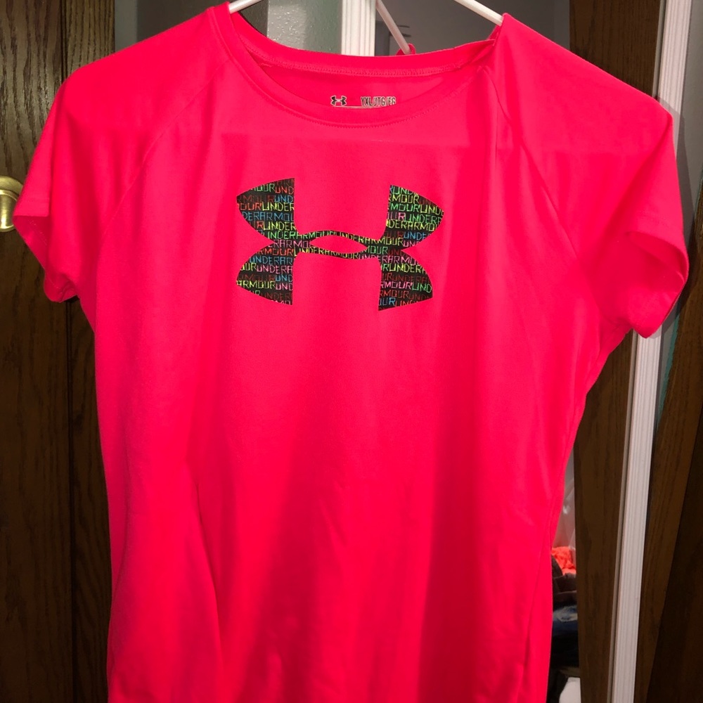 Pink UNDER ARMOUR t-shirt.